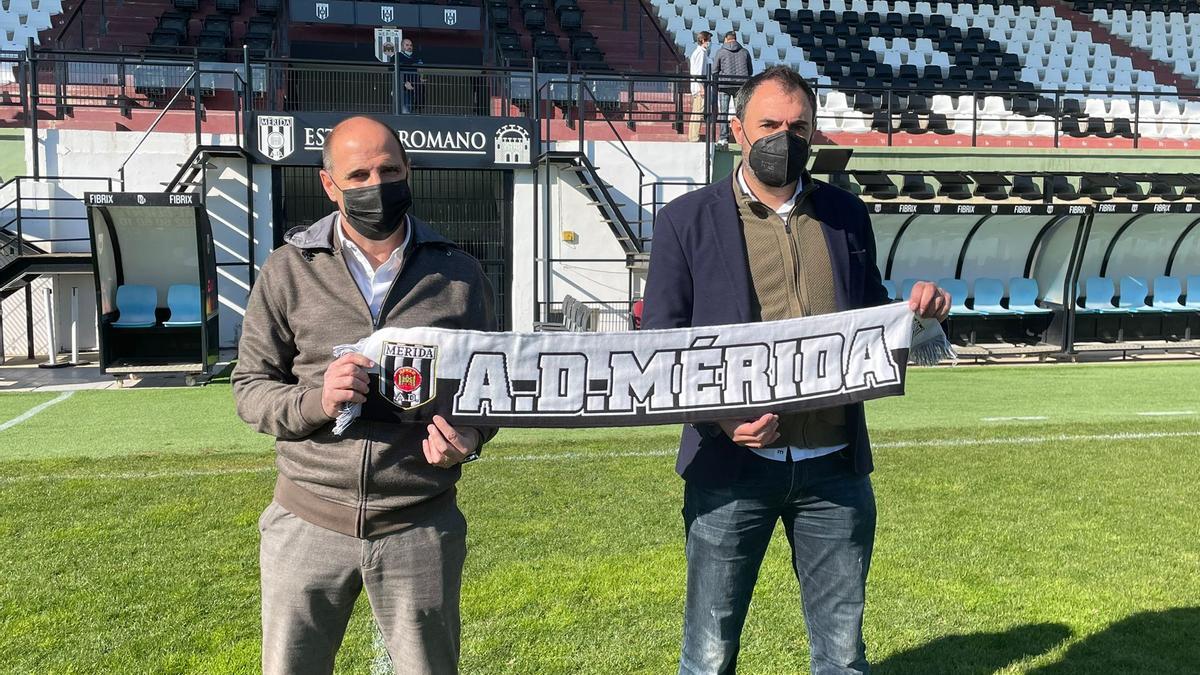 Ander Garitano y Juanma Barrero, en el estadio Romano durante la presentación del técnico.