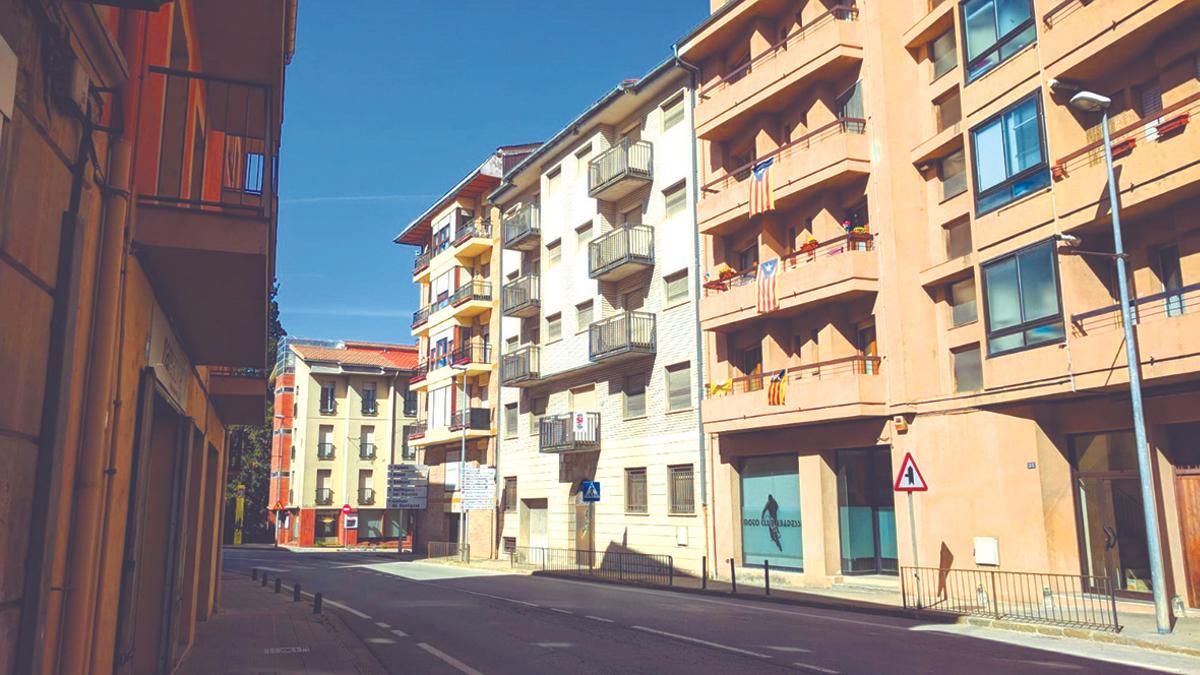 La caserna (edifici blanc) porta dues dècades llargues en desús
