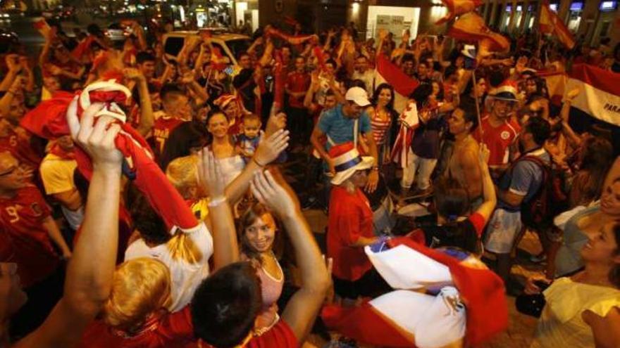 Una tamborrada en la calle Larios animó la madrugada malagueña.