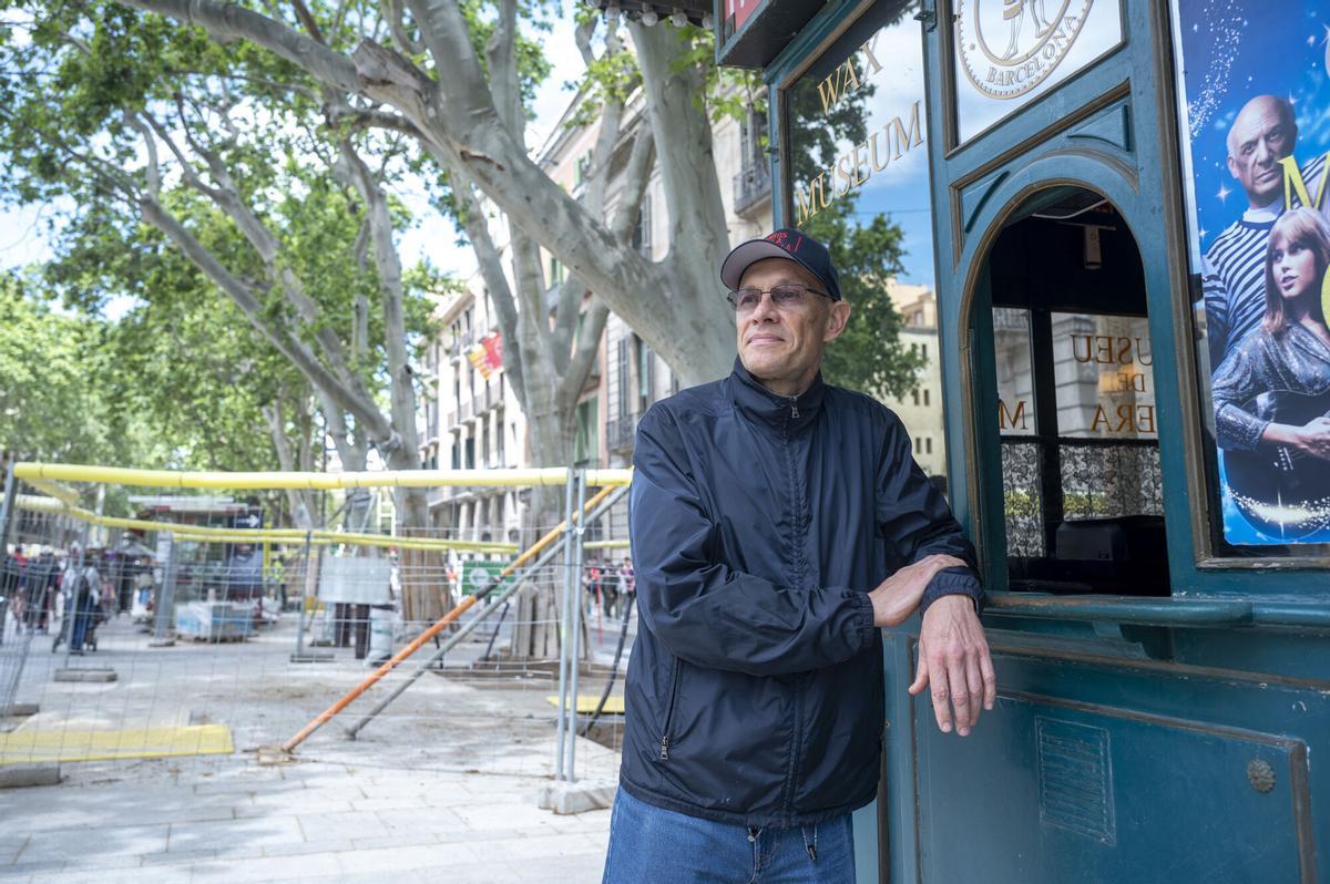 Barcelona. 05.05.2026. Barcelona. Àlex Balletbó, reelegido recientemente como presidente de la agrupación ‘Amics de la Rambla de Barcelona’, fotografiado en la parte central de las Ramblas, todavía en obras. Fotografía de Jordi Cotrina