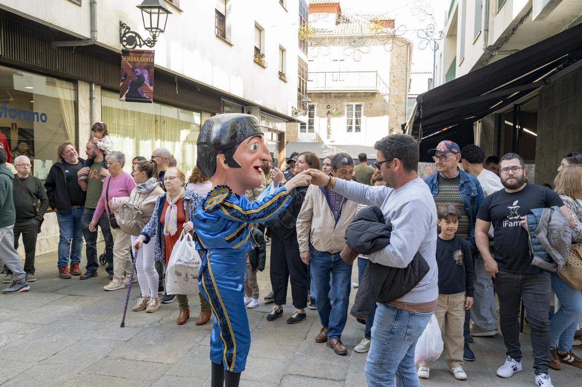 As rúas da vila enchéronse de xente para gozar do Domingo de Pascua.