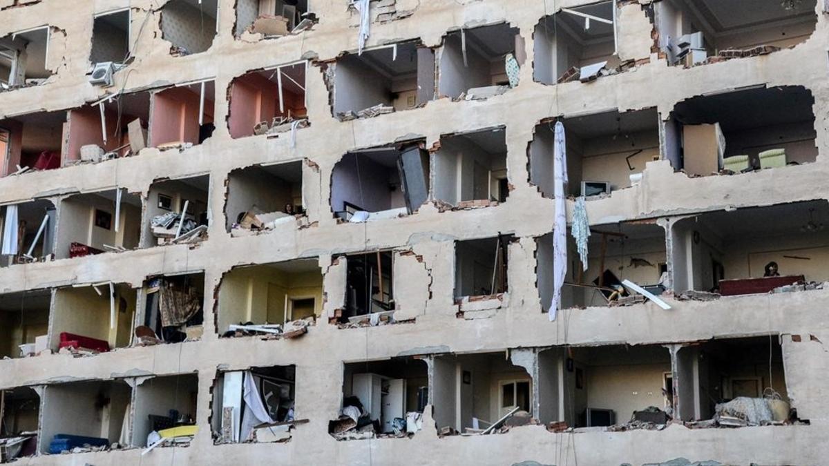 Edificio afectado por la explosión del coche bomba en Diyarbakir, este viernes.