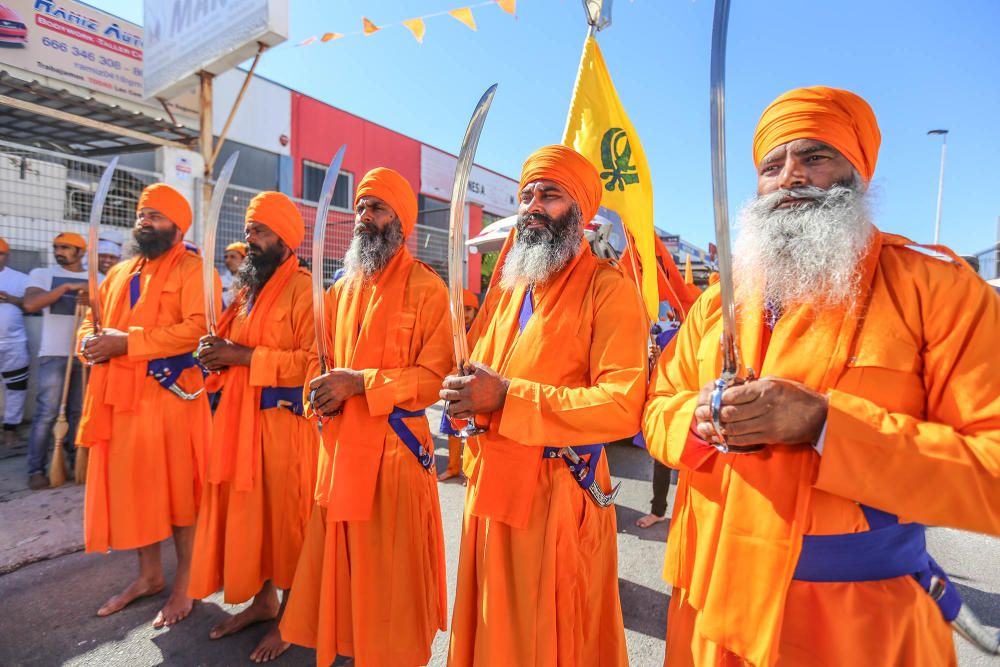 La comunidad Sikh recorre Torrevieja en un colorid