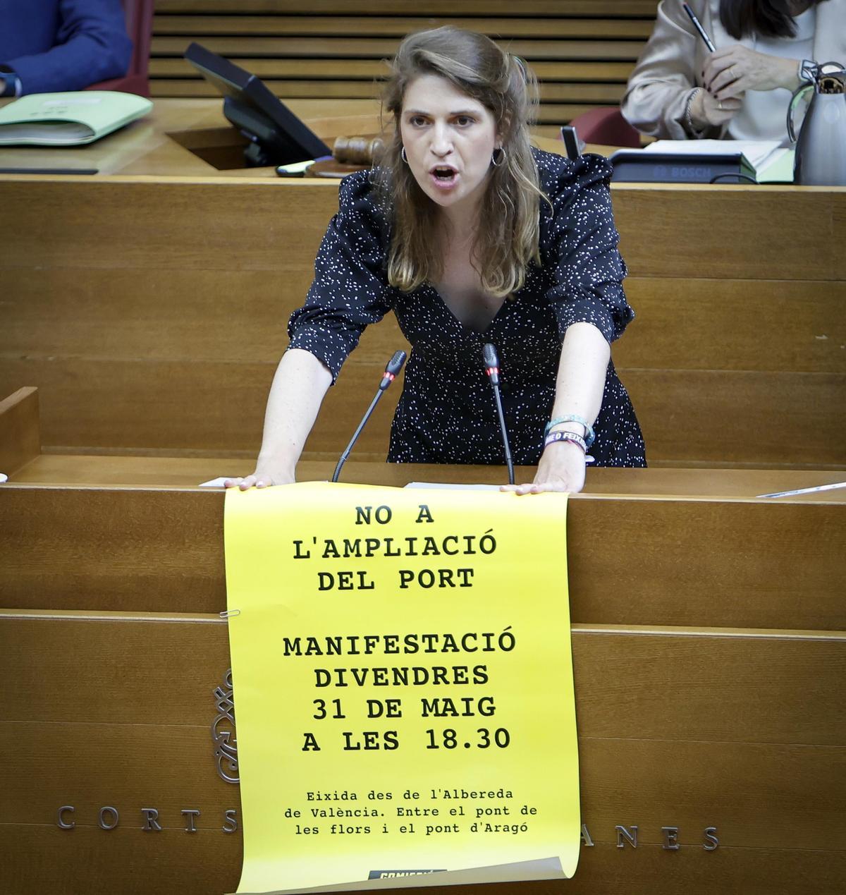 La diputada de Compromís, Paula Espinosa, convoca a los diputados a la manifestación contra la ampliación del Puerto de Valencia.