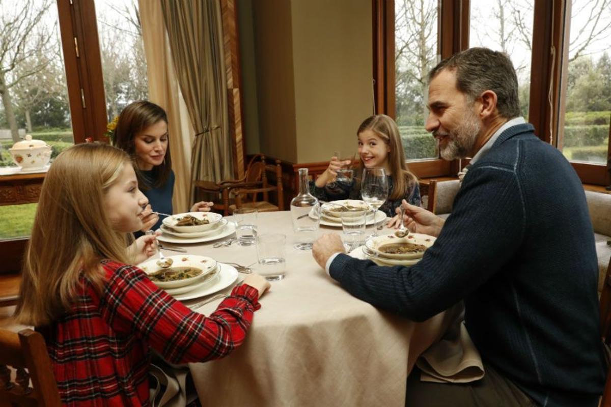 La familia real comiendo en el Palacio de la Zarzuela