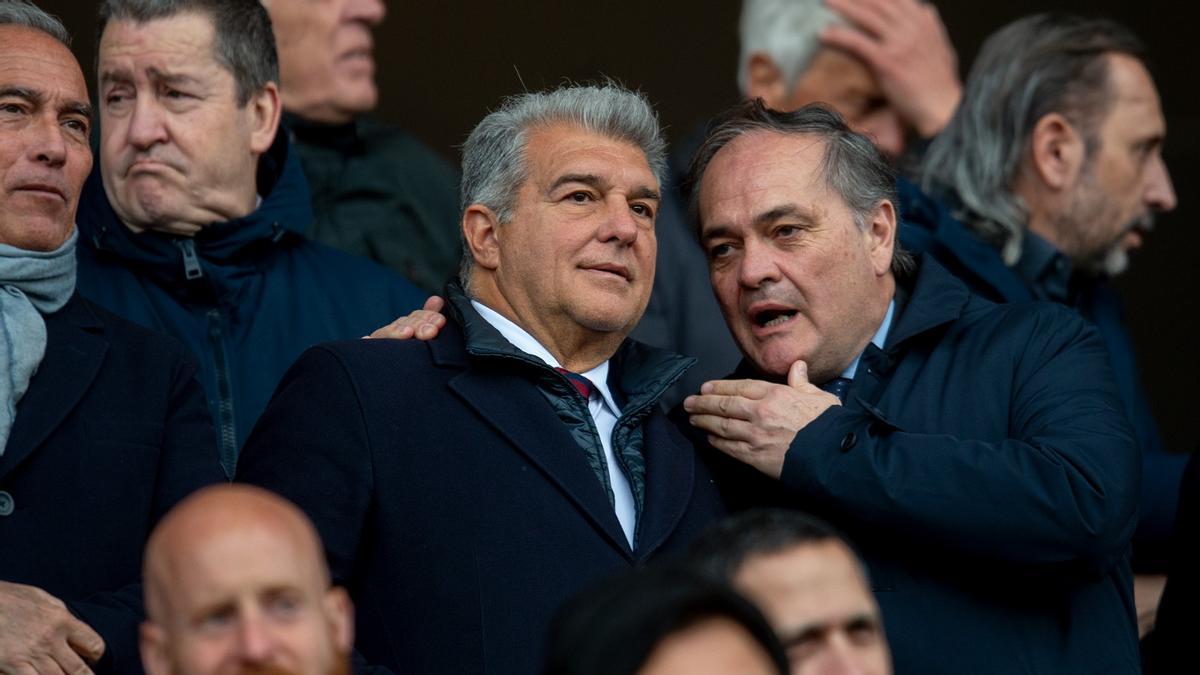 Laporta con Jokin Aperribay, el presidente de la Real Sociedad, en el palco de Montjuïc.