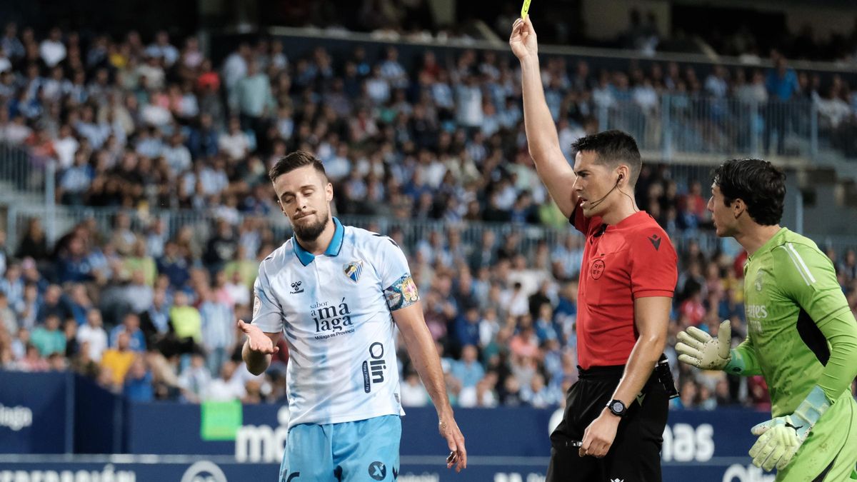 Genaro ve la amarilla durante un partido en  La Rosaleda.