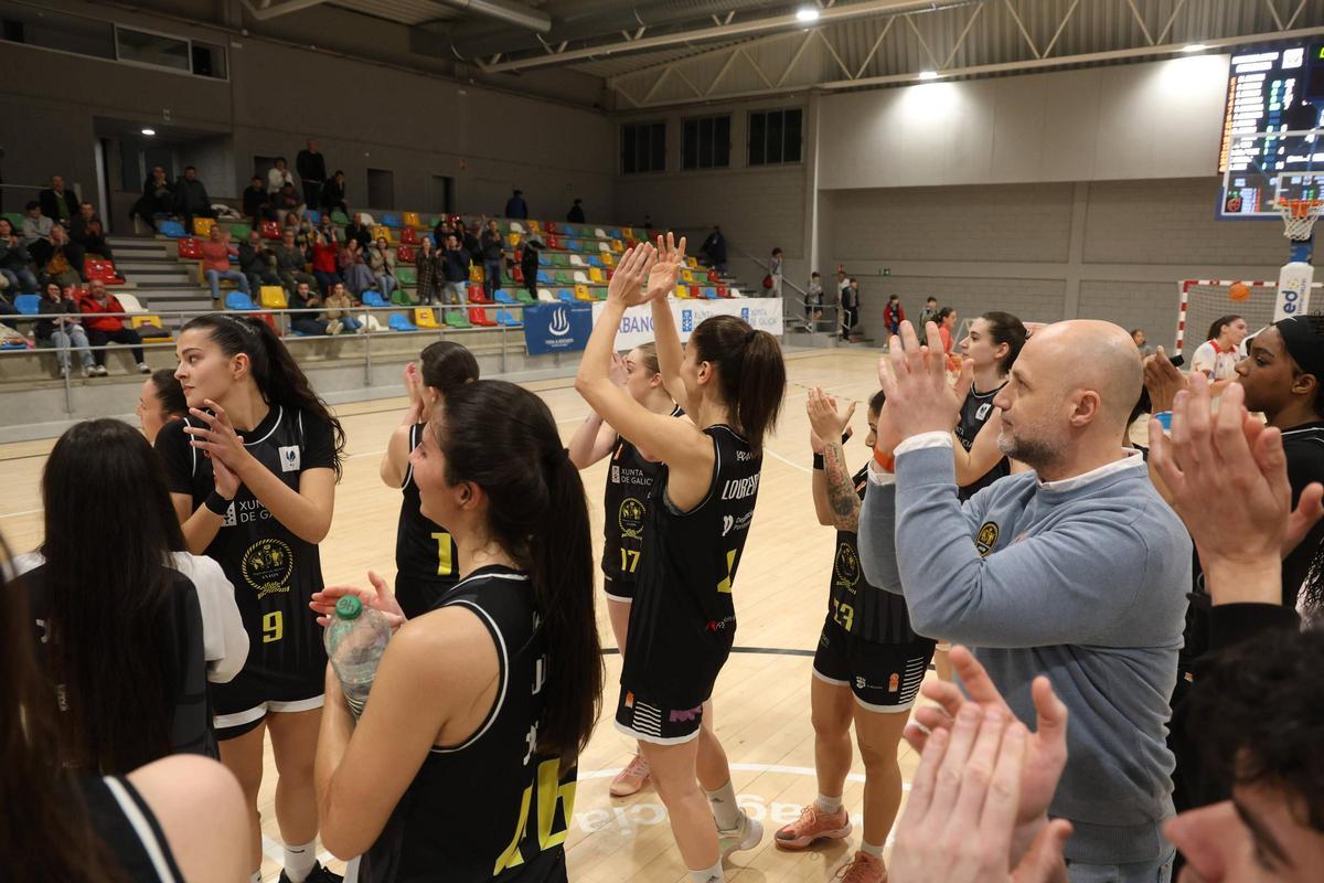 La plantilla agradeciendo el apoyo recibido en Fontecarmoa.