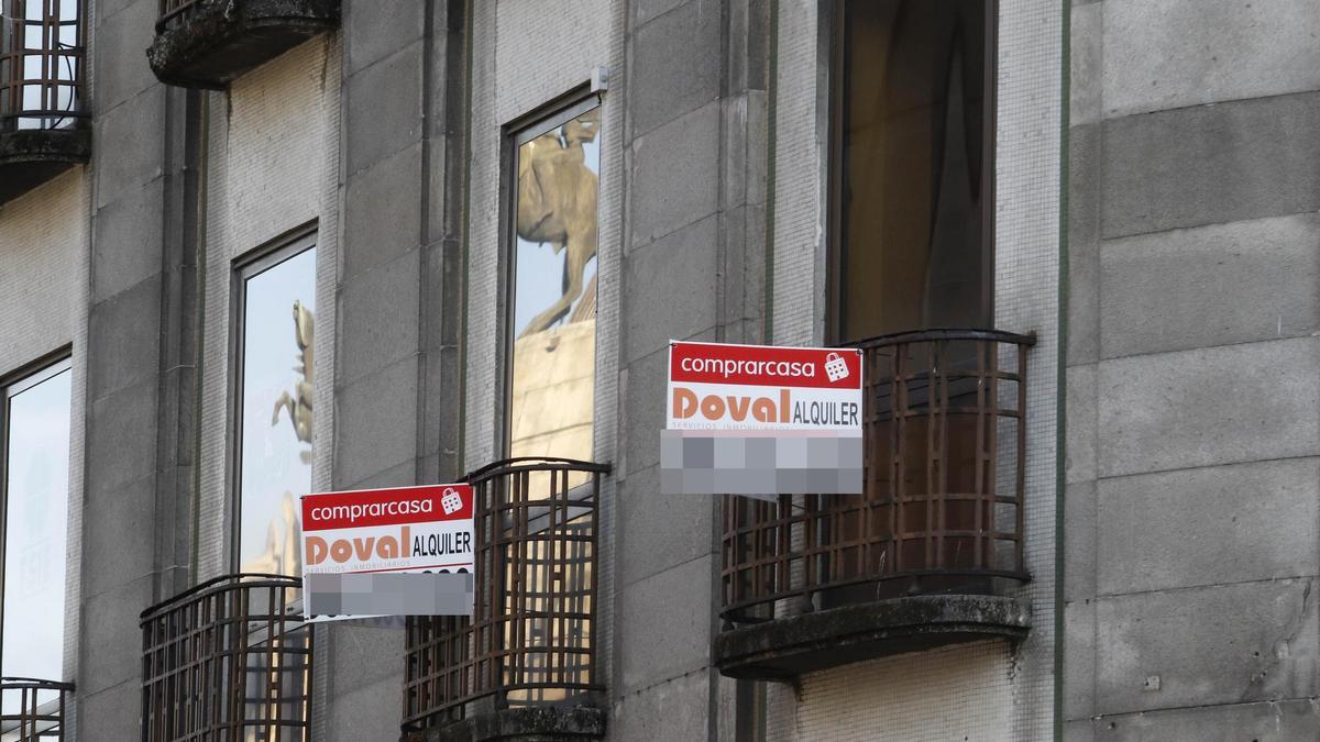 Carteles de &quot;Se alquila&quot; en la calle Policarpo Sanz.