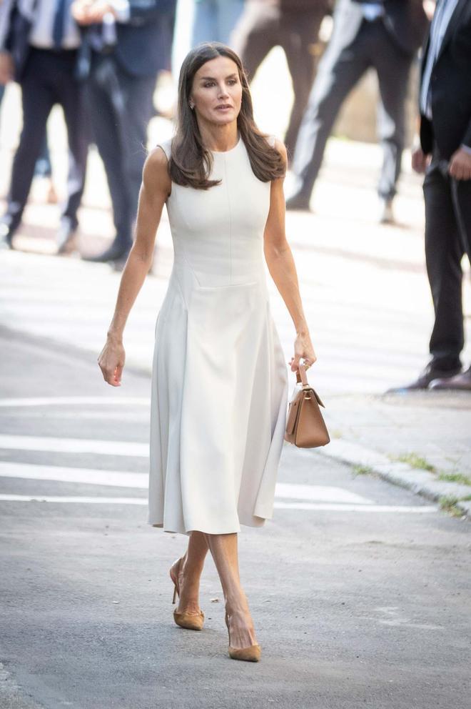 La reina Letizia, con vestido de Pedro del Hierro, preside un evento de la Fundación Mujeres por África en Madrid