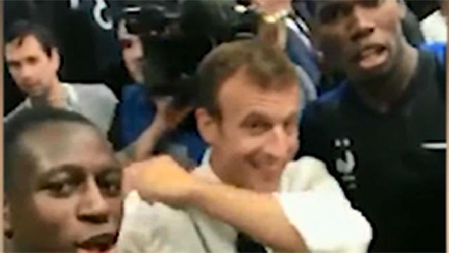 Mendy enseña a Macron a hacer un 'dab' en plena celebración