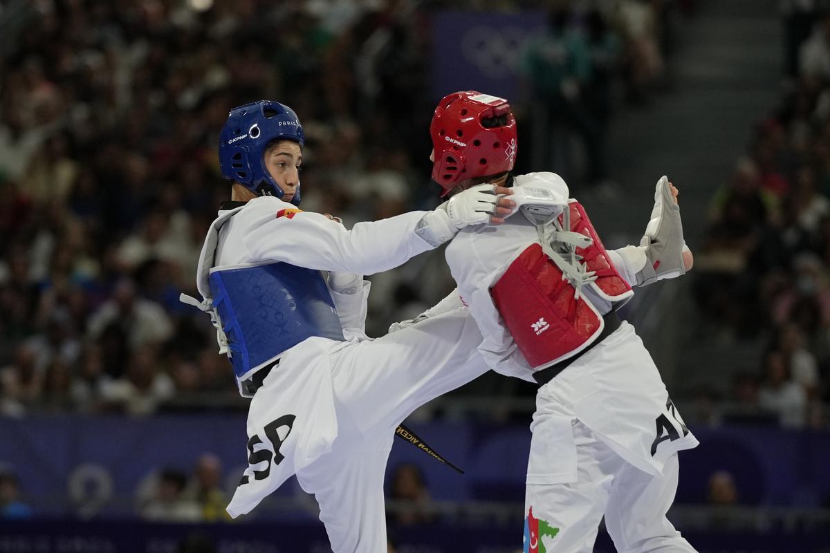 Adrián Vicente, de azul, durante su combate de cuartos de final.