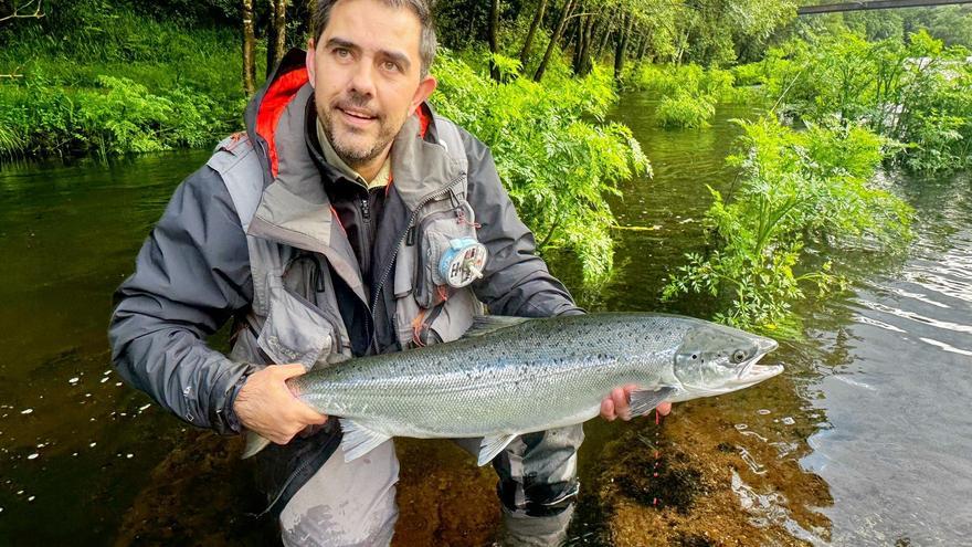 Miguel Muíños Chamadoira pesca el primer salmón de la temporada en el Ulla y lo devuelve al río