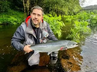 Miguel Muíños Chamadoira pesca el primer salmón de la temporada en el Ulla y lo devuelve al río