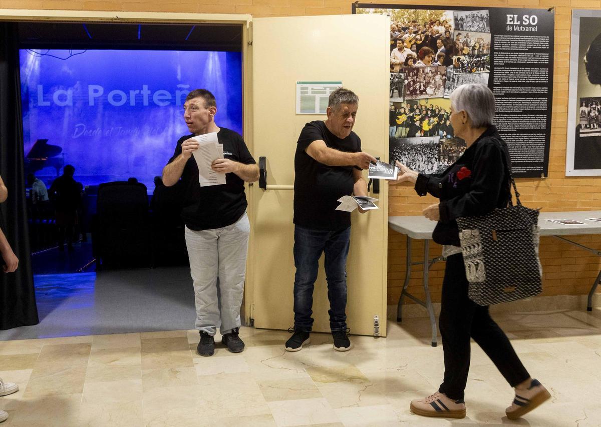 Personas con discapacidad intelectual, acomodadores en la Casa de Cultura de Mutxamel