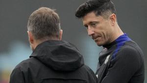 Hansi Flick y Robert Lewandowski charlan antes de la última sesión preparatoria.