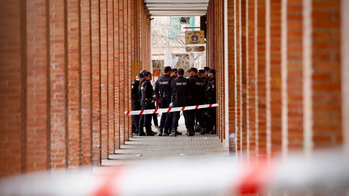 Despliegue policial en Las Moreras tras el apuñalamiento mortal de un vecino