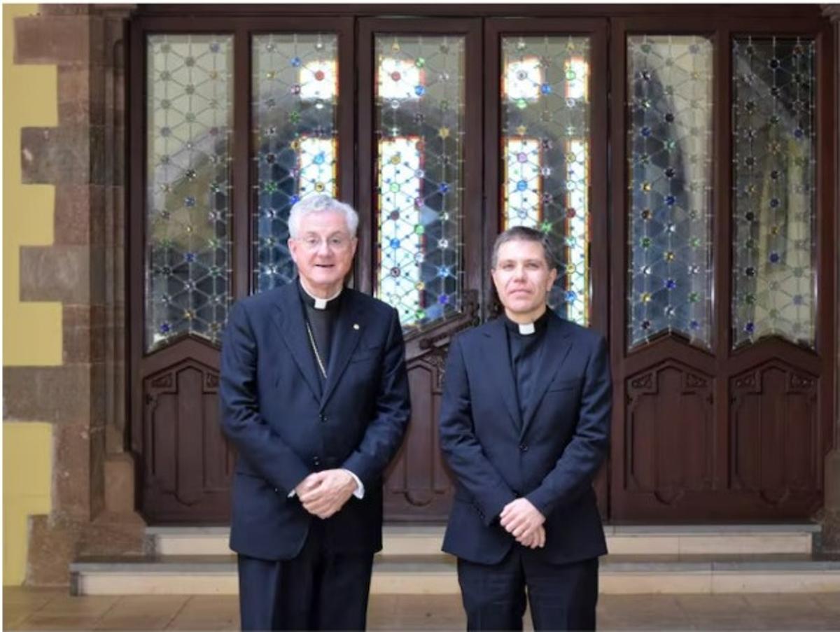 El exobispo de Urgell, Joan Enric Vives, a la izquierda, con su sucesor y nuevo copríncipe de Andorra, Josep Lluís Serrano.