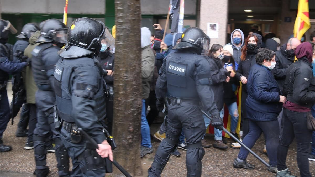 Los Mossos antes de cargar contra los manifestantes contrarios a Vox en Salt.