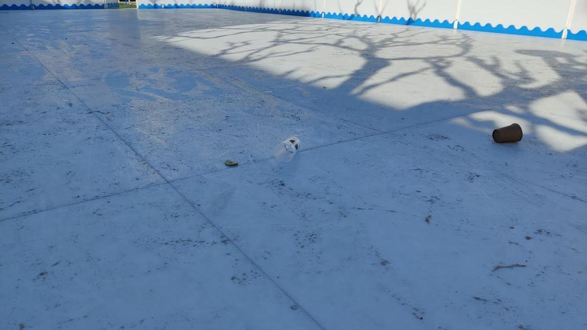 Restos del botellón que alguien ha realizado en la pista de patinaje de Nules.