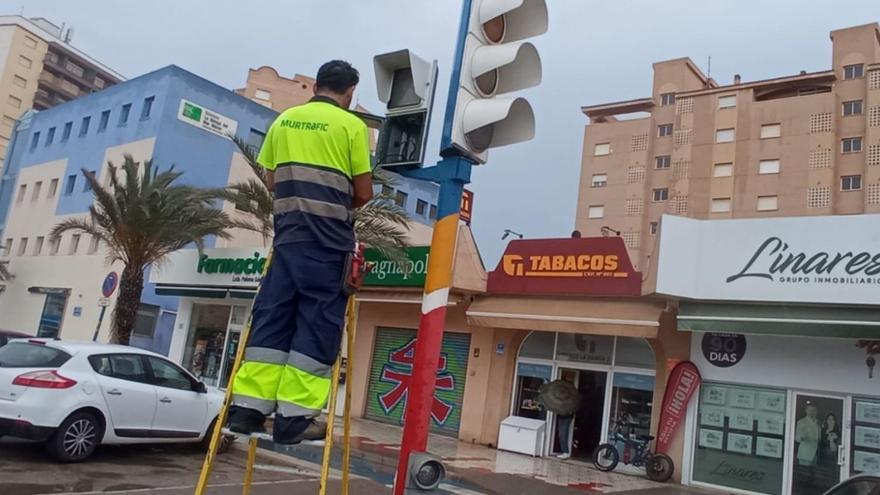 Instalación del nuevo sistema ‘Pasblue’ en semáforos de La Manga. | A.C.