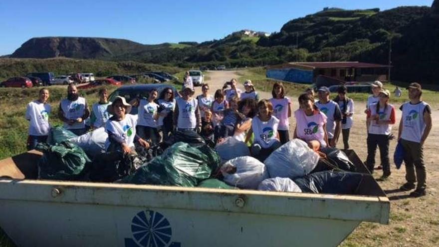 Voluntarios de &quot;Seo Birdlife&quot; limpian Xagó