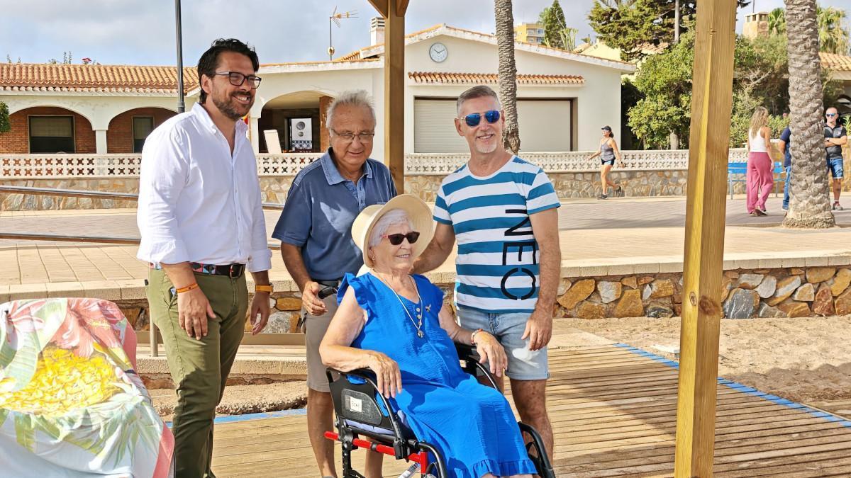 Álvaro Valdés junto a los vecinos de Mar de Cristal