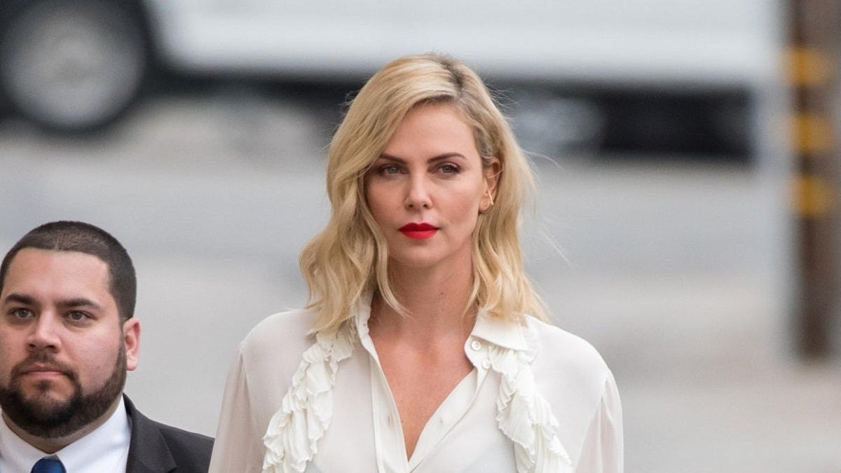 Charlize Theron con vestido blanco y labios rojos