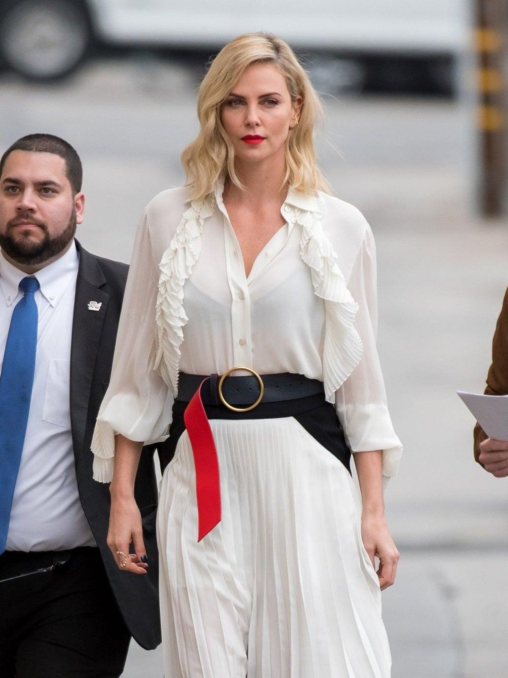 Charlize Theron con vestido blanco y labios rojos