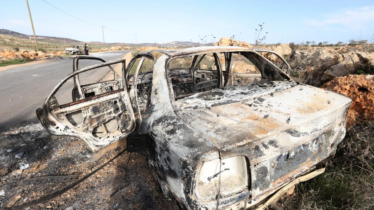 Un vehículo incendiado días atrás en Palestina