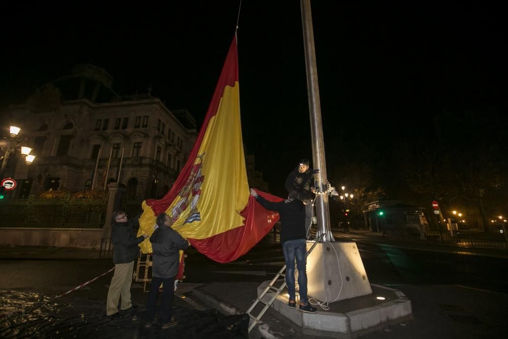 Izado de la bandera de España en Oviedo