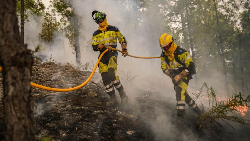 El fuego avanza en contra del viento y en sentido descendente en La Caldera