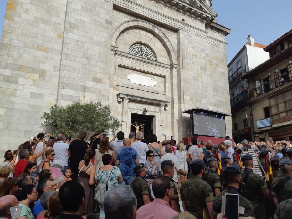 Miles de fieles acompañan a la imagen del nazareno en la tradicional procesión por el centro de la ciudad con principio y final en la Colegiata.