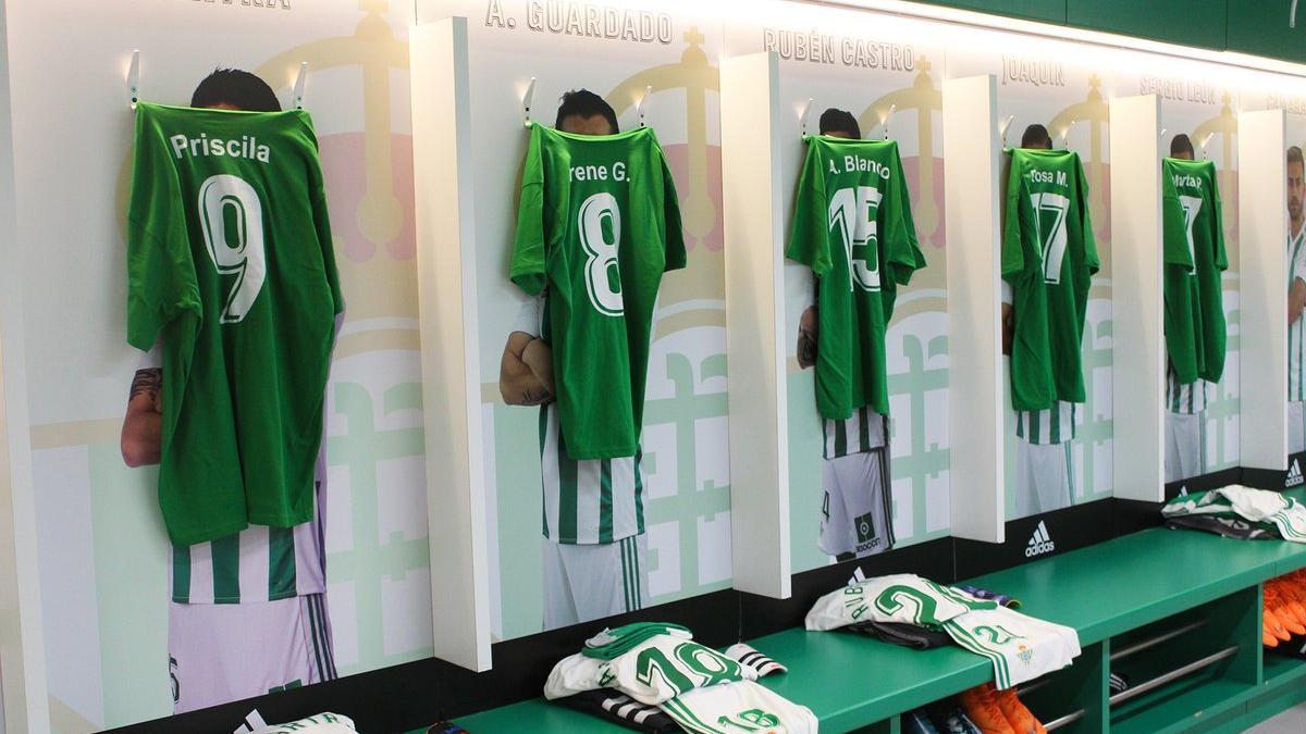 Los jugadores del Betis salieron al campo con camisetas con nombres de sus compañeras del Féminas / Real Betis