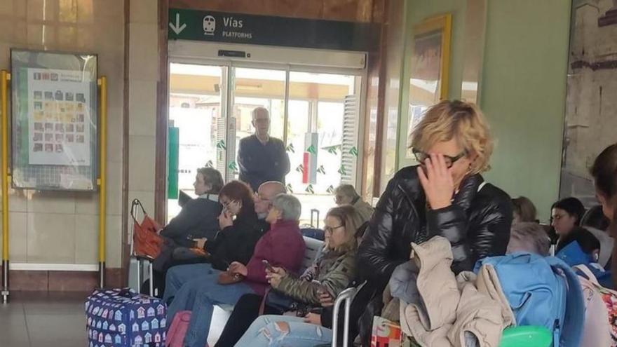 Viajeros zamoranos esperan la llegada con retraso del tren. | J. N.