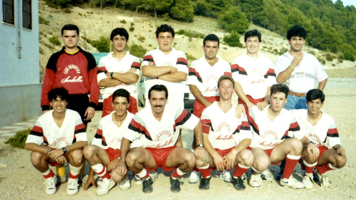 Foto del Sedella CF en 1992. De pie de izquierda a derecha: Ignacio Parrado «Atanacio», José A. Cabello «El Sordo», Salva «El Ancho», Alfredo Bermúdez «El Mellizo », «Pepito» Toribio y Paco Cabello «El Negro». Agachados, de izquierda a derecha: Antonio L. Jiménez «Pito», Salva de Anita, Antonio el del Bigote, Antonio «Curro », José A. Ariza «El de Victoria la del Moreno» y José «Millón».