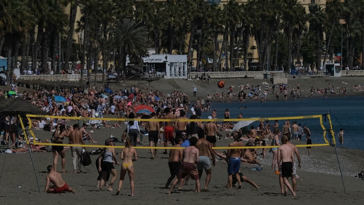 Imagen de la playa de La Malagueta, ayer,  11 de marzo, en el que la capital llegó a los 30 ºC de máxima