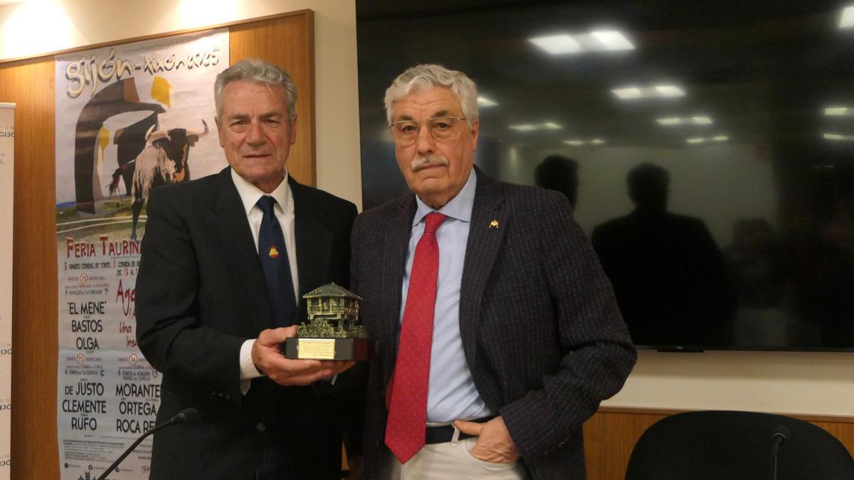 José Luis Palomar, a la izquierda, y Dionisio Montero, ayer, en el salón de actos de Caja Gijón La Rural.