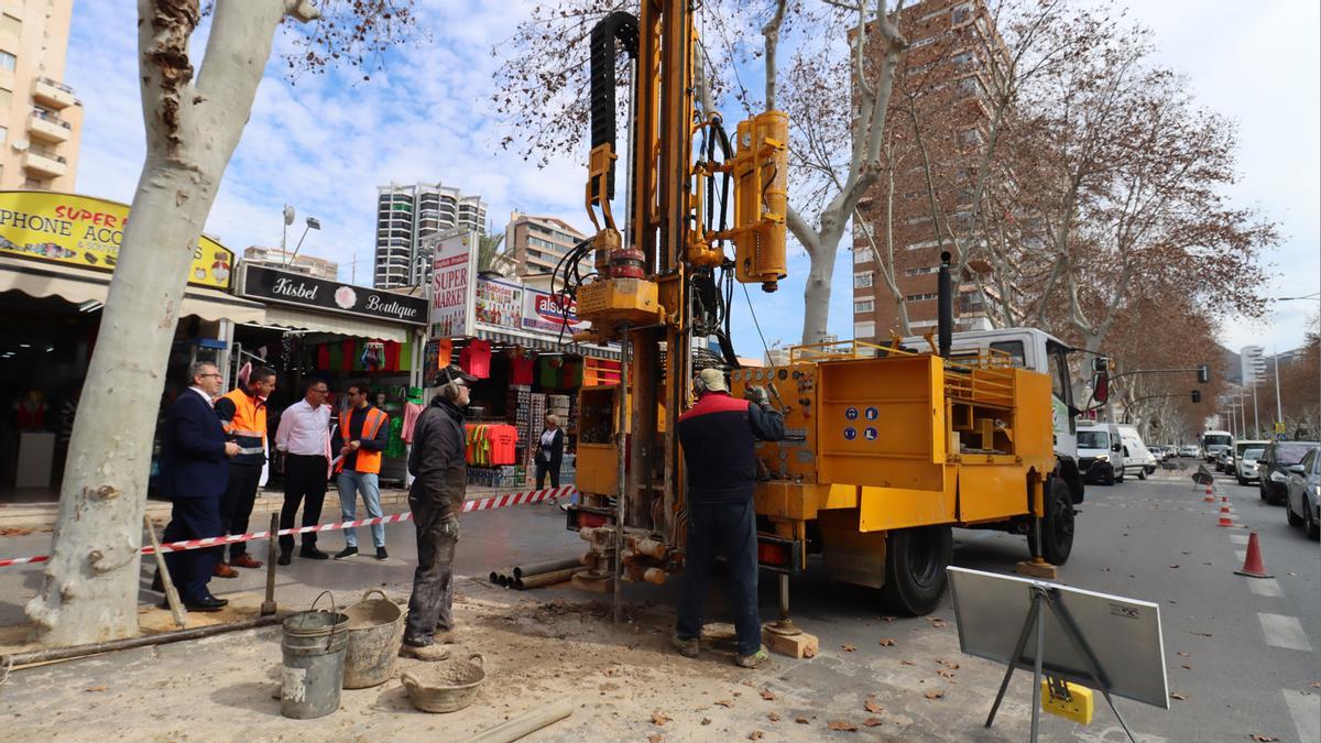 Las catas que se han iniciado en la avenida del Mediterráneo de Benidorm.