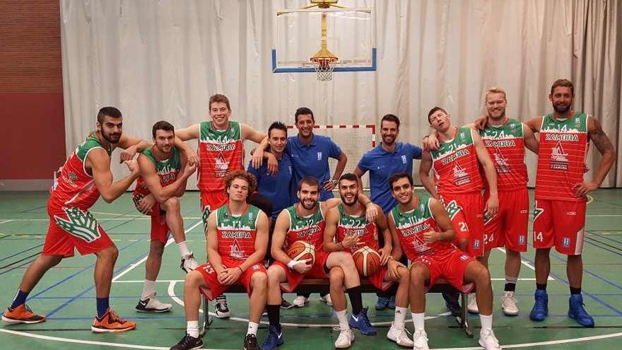 La plantilla con la que el CB Zamora compitió el pasado año en LEB Plata posa de manera distentida.