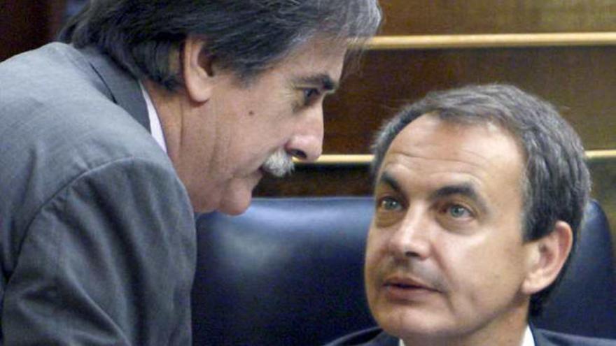 Gómez conversando ayer en el Congreso con Zapatero.