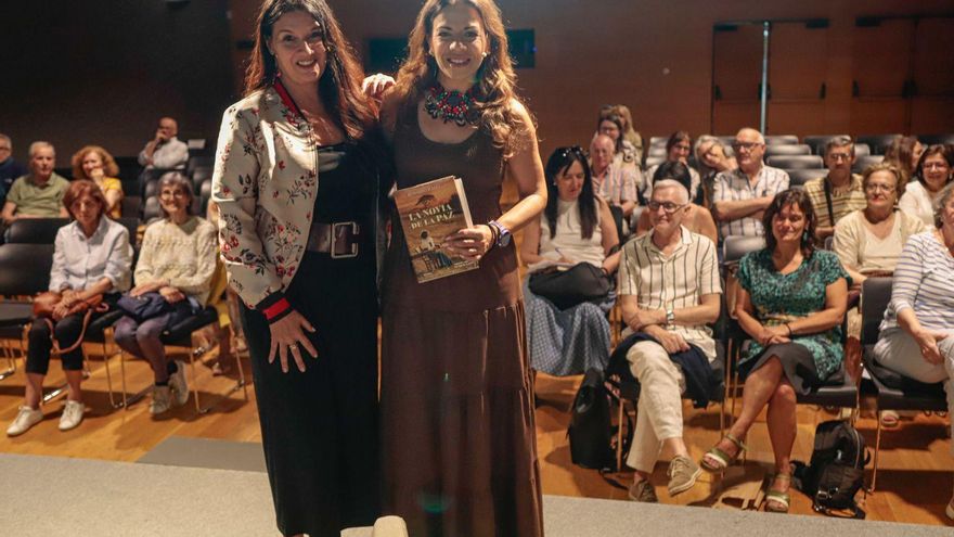 Rosario Raro, a la izquierda,
y Nuria Sáinz, ayer, en el
Club FARO. |  Adrián Irago