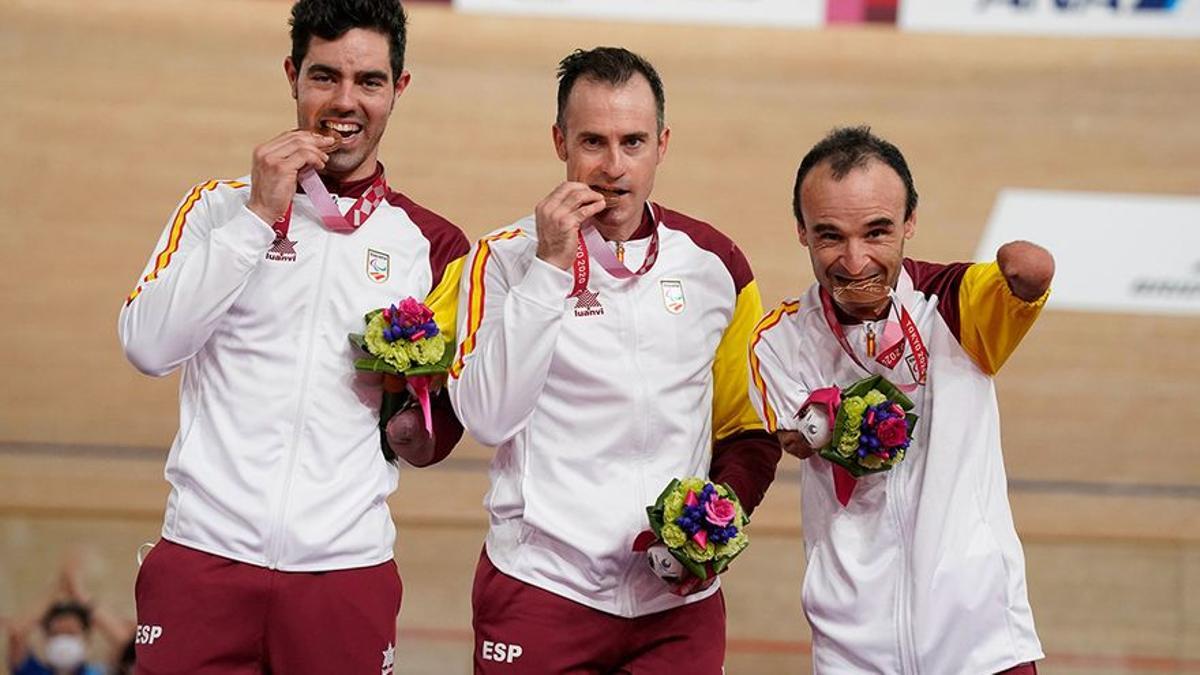 Alfonso Cabello, a la izquierda, junto a Jaramillo y Ten en el podio de Izu con la medalla de bronce.