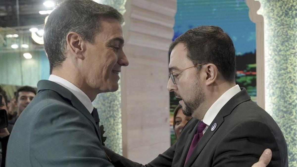 Pedro Sánchez y Adrián Barbón, saludándose en Madrid. | LNE