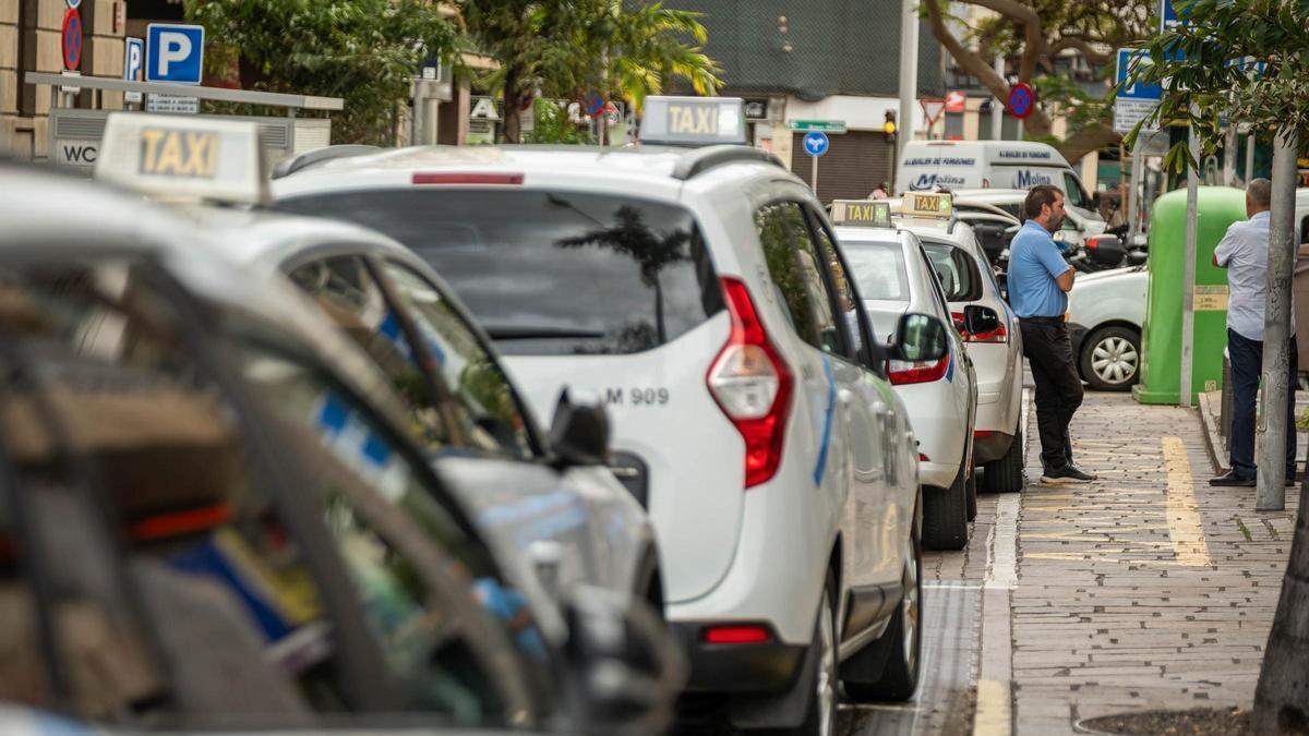 Taxis estacionados en una parada en Santa Cruz.