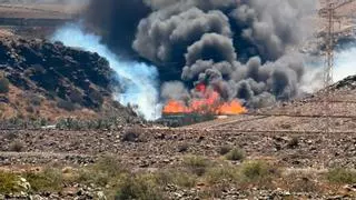 Un incendio en el vertedero de Juan Grande provoca una gran columna de humo