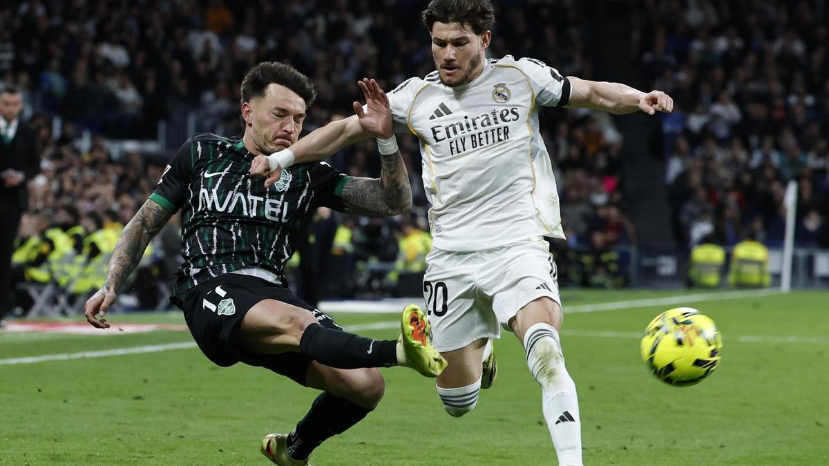 Josan centra ante la oposición de Fran García durante el Real Madrid-Elche
