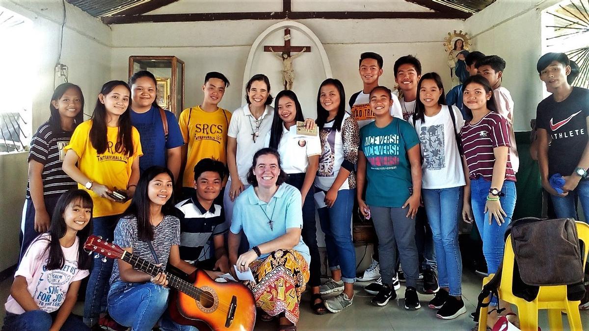 Manoli Sánchez Vázquez con un grupo de jóvenes en la capilla de Nampicuan