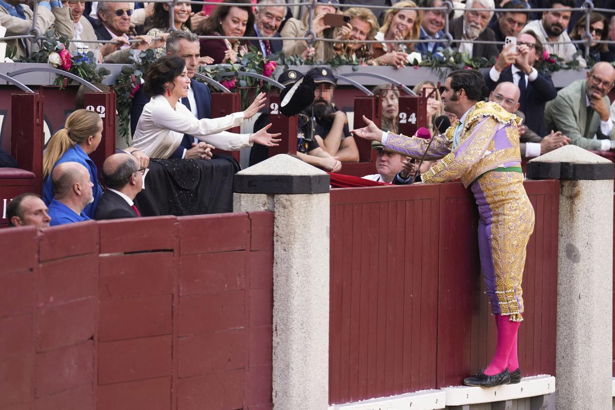 El diestro Morante de la Puebla dedica su primer toro de la tarde a la presidenta de la Comunidad de Madrid, Isabel Díaz Ayuso, en el festejo taurino de la Feria de Otoño en la plaza de Las Ventas.