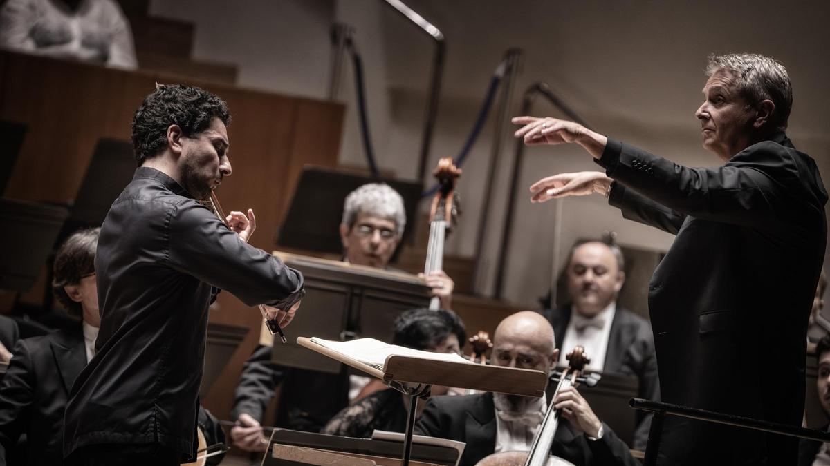 Serguéi Jachatrián al violín y Alexander Liebreich con la batuta al frente de la Orquestra de València.